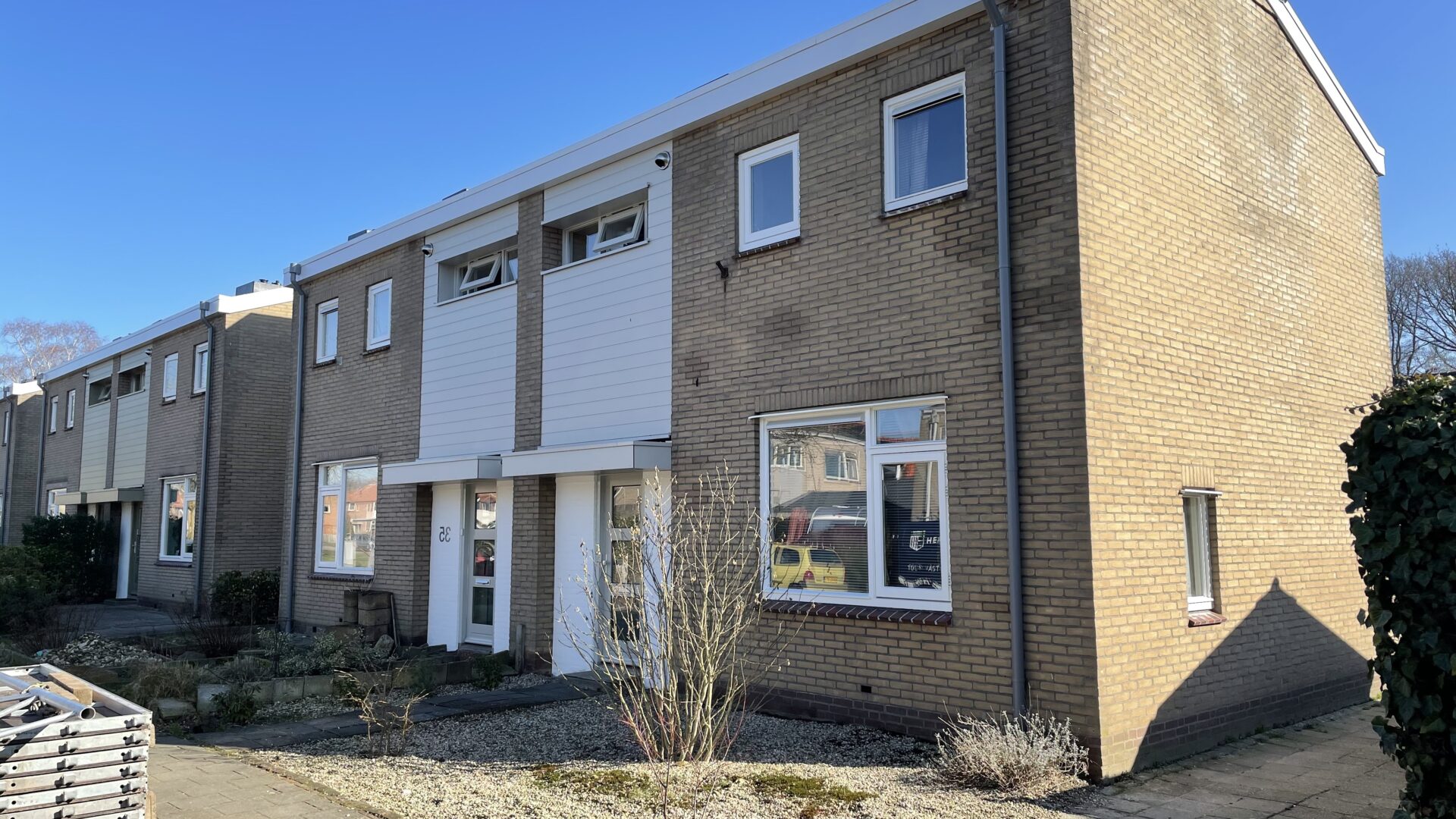 Voorgevel kopgevel zijn nieuwe geïsoleerde dakranden gemonteerd