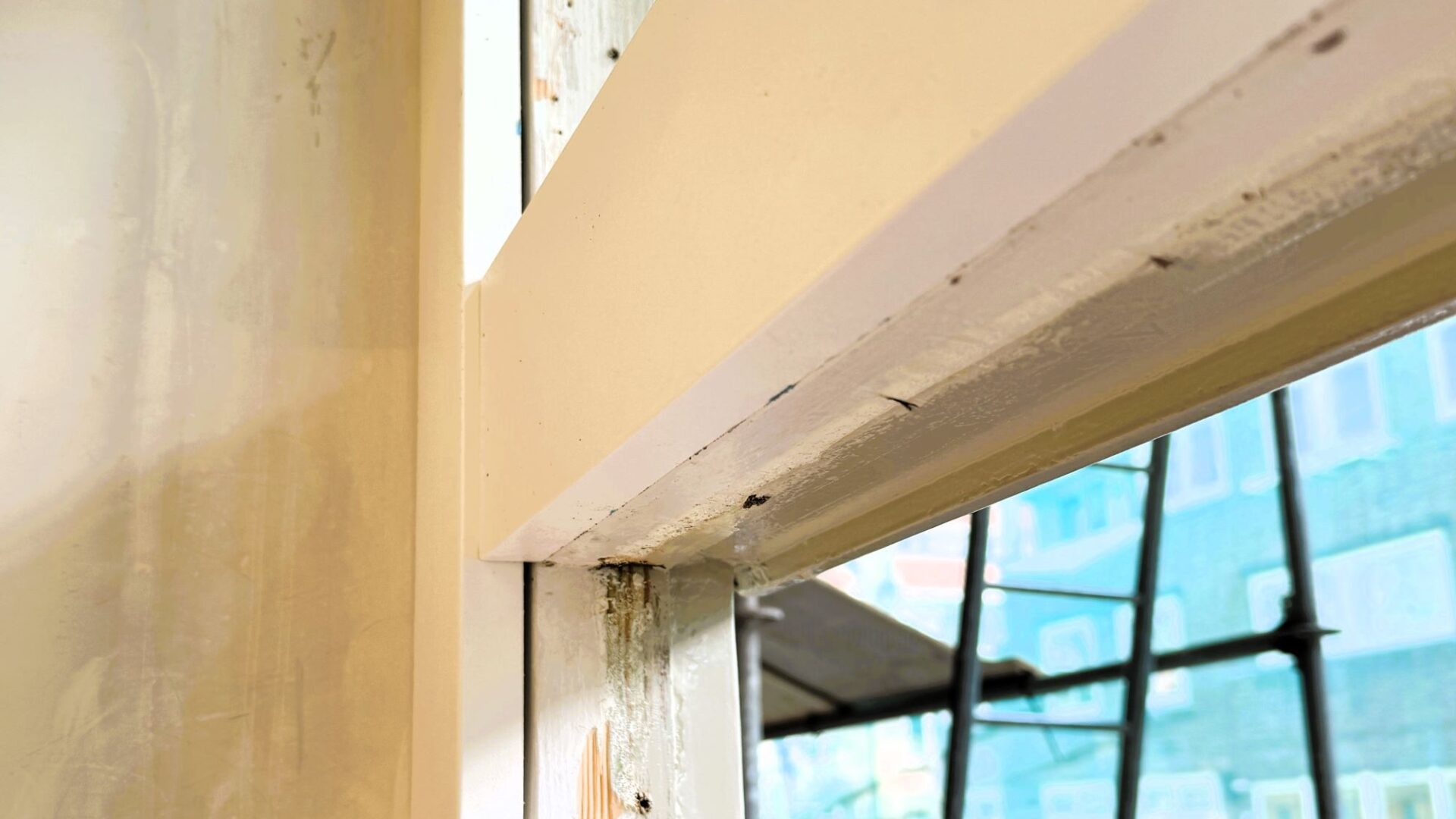 geïsoleerde kozijnaftimmering